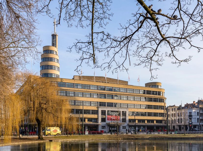 Profiteer van een uitstekende locatie, tussen het Luxemburgplein en de levendige wijk Flageyplein, met het nieuwe project "EUROCROWN". Deze winkel- of