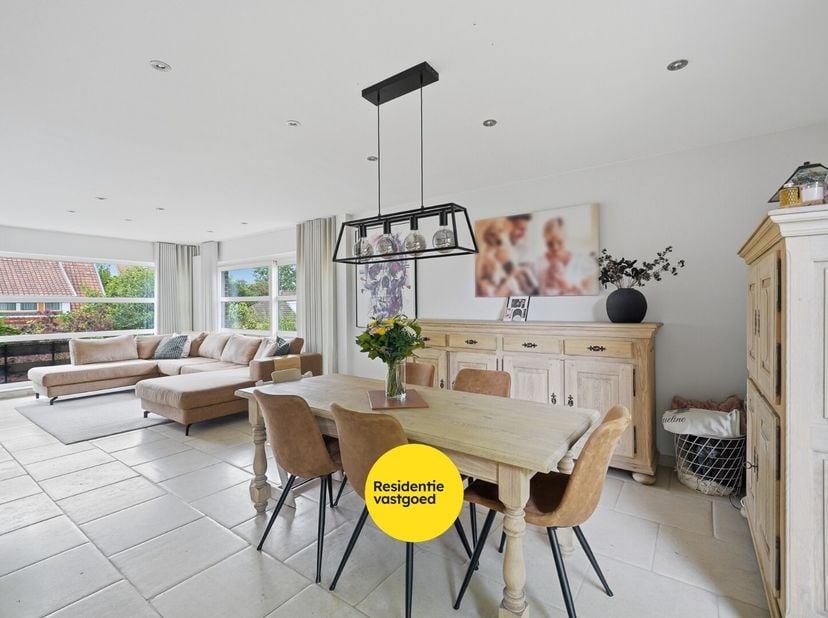 In de rustige en gegeerde Vicognewijk te Bredene bevindt zich dit uitzonderlijk ruime duplex-appartement met een bewoonbare oppervlakte van maar liefs