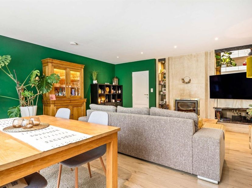 U wordt verwelkomd in een royale inkomhal met toegang tot de bijzonder ruime inpandige garage van ca. 55 m². De leefruimte vormt het hart van de wonin