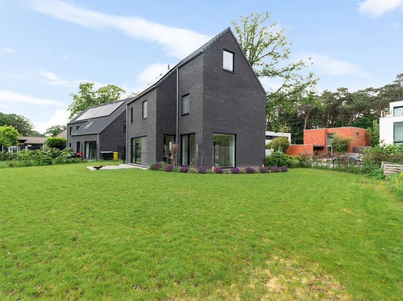 Découvrez cette spacieuse maison familiale prête à être emménagée, située à Industrieweg 90 à Grobbendonk, un endroit agréable avec un accès facile au