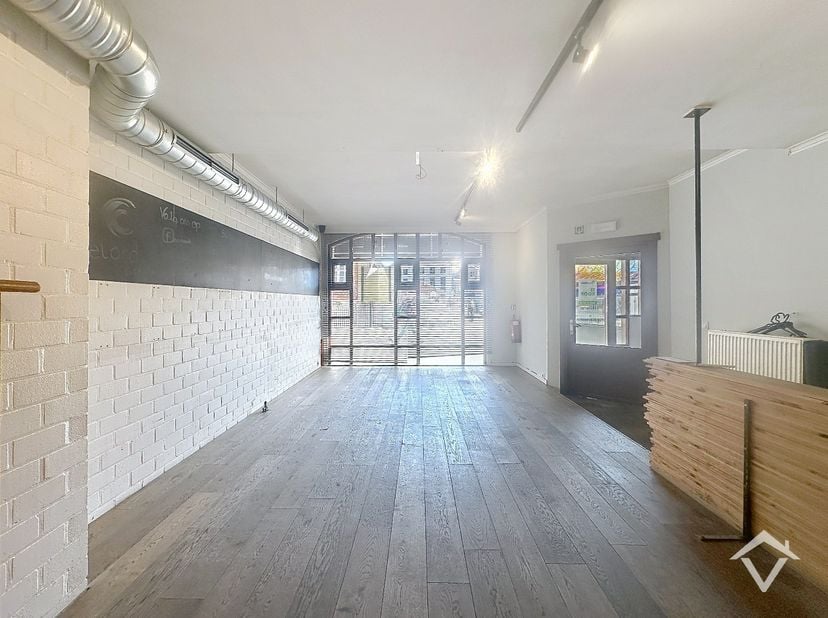 Deze handelsruimte, gelegen op een absolute toplocatie op de Markt van Torhout, geniet van maximale visibiliteit en passage. Omringd door winkels, hor