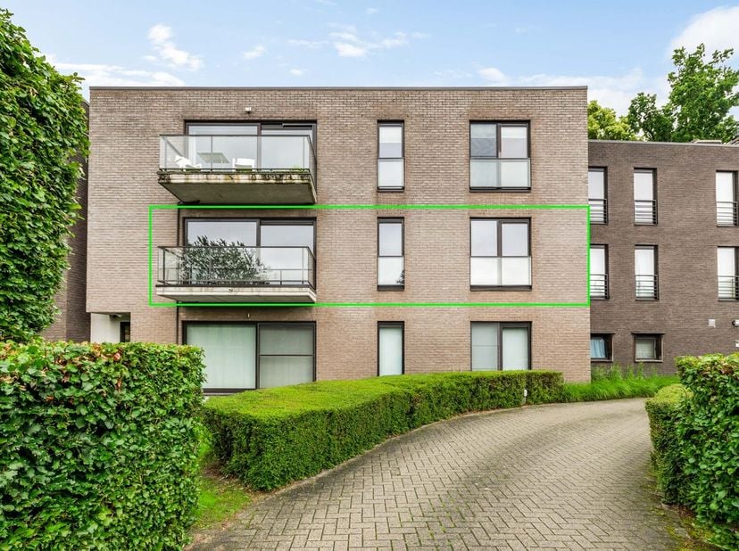 Ruim appartement met zonnig terras en garagebox op toplocatie in Wijnegem!<br />
<br />
Op een uitstekende ligging langs de Turnhoutsebaan in Wijnegem