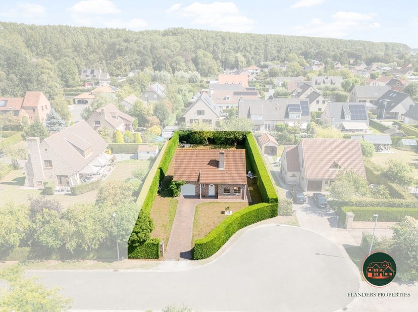 Op een bijzonder rustige en groene locatie in Moerkerke (Damme), op korte afstand van het centrum, bevindt zich deze vrijstaande woning op een mooi pe