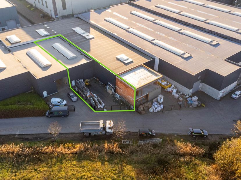 Loods / KMO-unit – 215 m² met privatieve buitenruimte in Willebroek<br />
<br />
Deze functionele en strategisch gelegen hangaar bevindt zich in een K