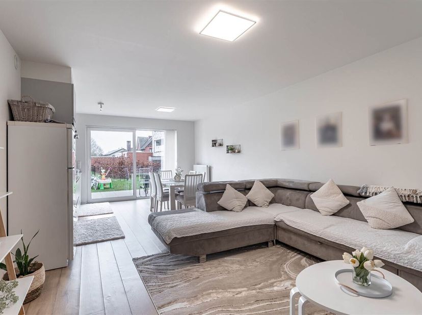 Situé juste à l'extérieur du centre de Heusden-Zolder, nous trouvons cet appartement au rez-de-chaussée prêt à l'emploi dans la paisible Residentie Ve