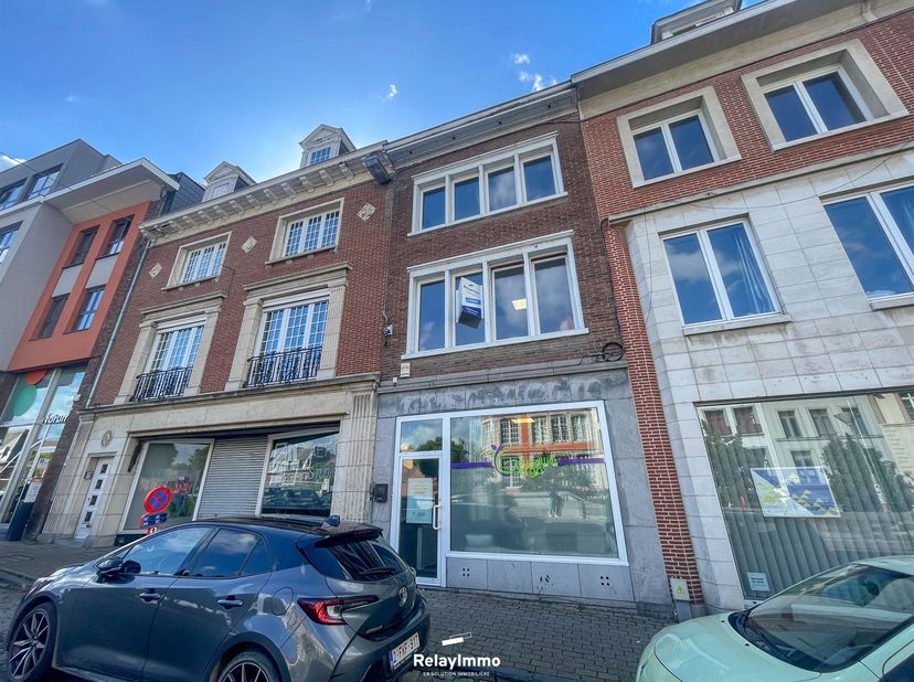 Bel immeuble commercial et / ou de bureaux idéalement situé entre la gare et la grand place.  <br />
Rez de chaussée Surface exploitable de 48 m2 ave