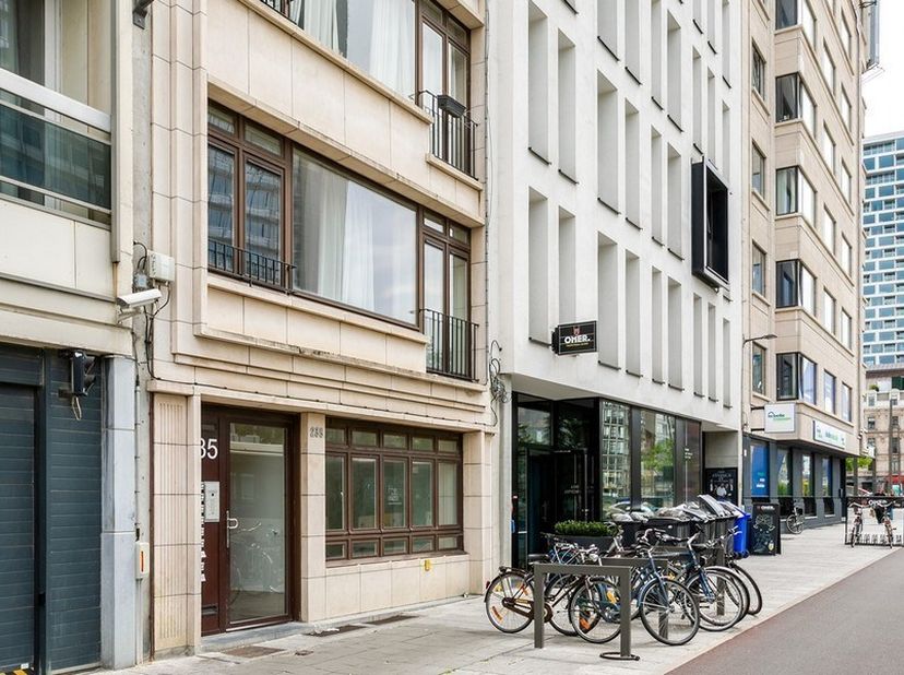 Rez-de-chaussée commercial de 150m² avec 30m² d'espace de cave privative<br />
Emplacement : à proximité de la gare centrale et de l'axe N1<br />
<br