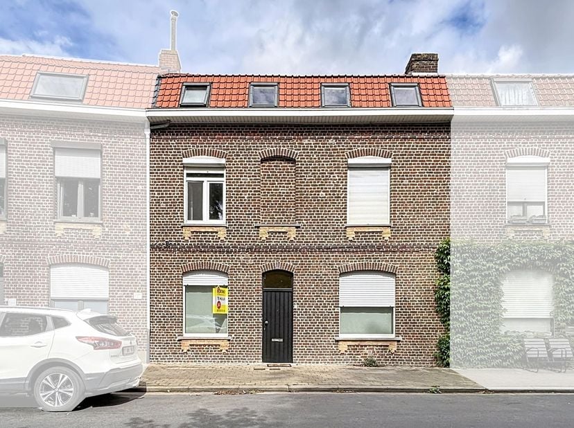 De woning is centraal doch rust gelegen tegenover de Ieperse vestingen en is ingedeeld als volgt:<br />
Gelijkvloers: lichtrijke leefruimte met open