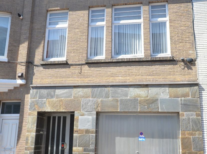 Goed gelegen rijwoning op 50m van Sint-Catharinaplein.<br />
<br />
Indeling:<br />
<br />
Inkomhall, kelder, grote garage 3,50m x 8m (poort: 2,5m bre