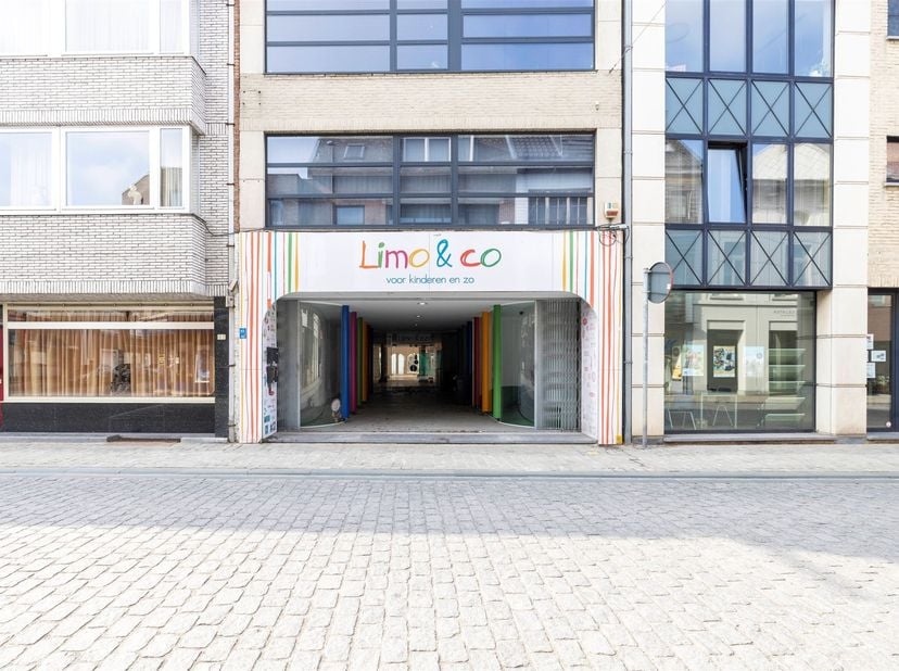 Commercieel handelsgelijkvloers in centrum Herentals<br />
<br />
Gelegen pal in het centrum van Herentals, op een boogscheut van de Grote Markt, me