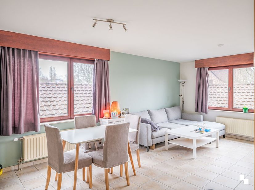 Dit ruime duplexappartement met twee slaapkamers is gelegen nabij het dorpscentrum van Merelbeke en beschikt over een bruto bruikbare vloeroppervlakte