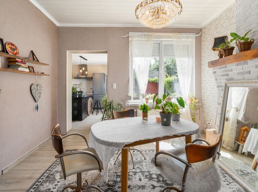 Op zoek naar een woning met ruimte, licht en tal van mogelijkheden? Dan is deze halfopen bebouwing aan de Assenedesteenweg 255 in Zelzate een bezoek w