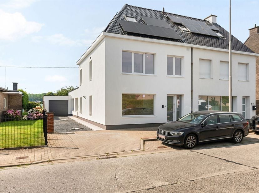 Op zoek naar een energiezuinige woning te koop in Oudenaarde? Deze volledig eco-gerenoveerde gezinswoning combineert ruimte, comfort en duurzaamheid o
