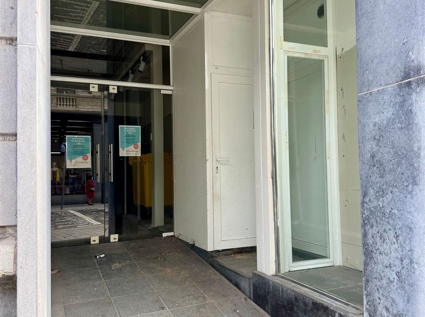 Handels gelijkvloers te huur op TOP locatie in het centrum van Lier<br />
<br />
<br />
Beschrijving:<br />
Deze ruime handelsruimte van ca. 240 m