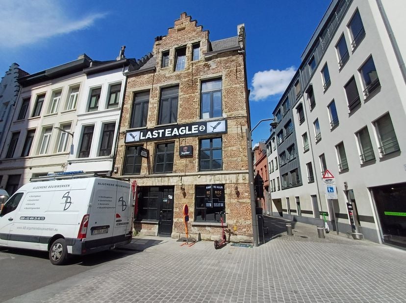 Hoekpand van +/- 78m² op de Sudermanstraat, gelegen tussen de Korte Nieuwstraat en de Eiermarkt. Uiterst centraal gelegen en veel visibiliteit. Een un
