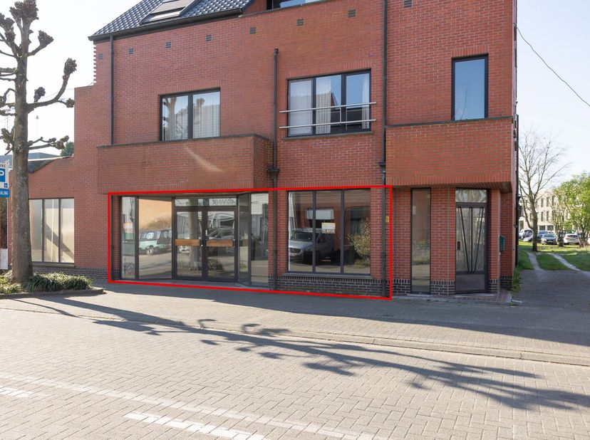 Handelspand in centrum van Lommel. Parkeerplaatsen voor het winkelpand met parkeerschijf, dus altijd mogelijkheid tot parkeren.<br />
Bouwjaar 2000. I