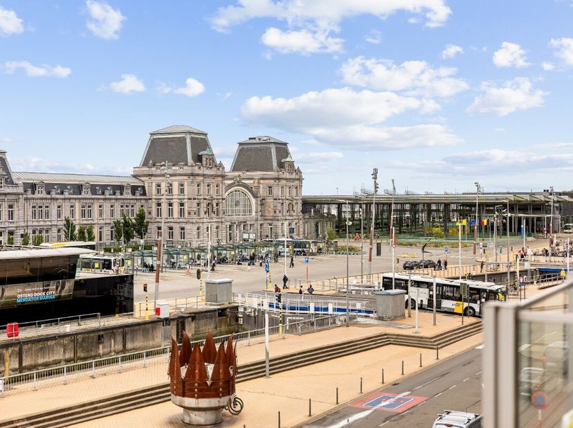 À vendre : studio-appartement rénové à Ostende, situé sur la Visserskaai avec une magnifique vue panoramique sur leau. Construit en 2001, ce studio se