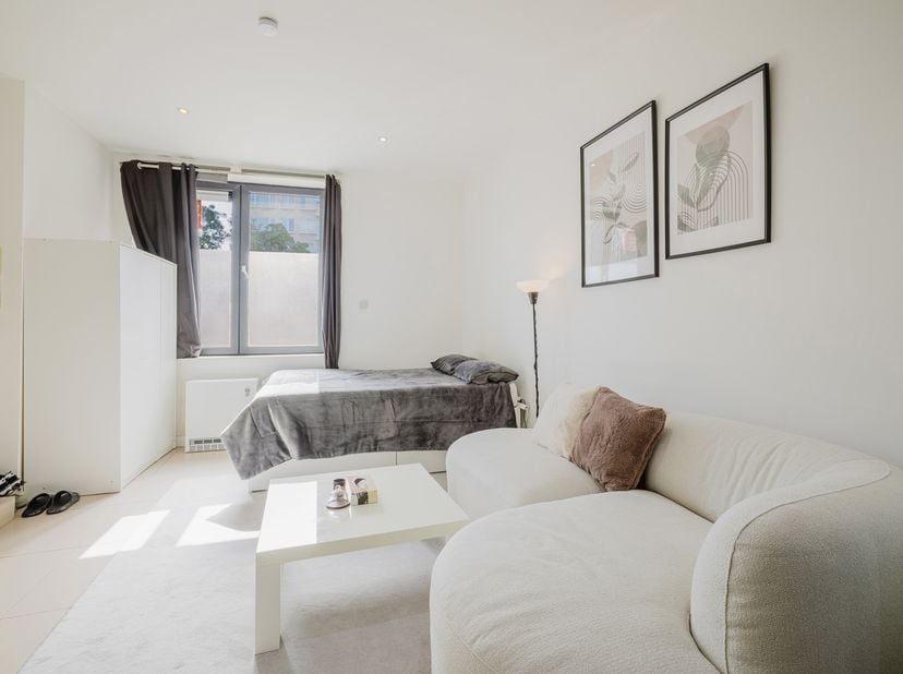 Wonen op een locatie die zelden op de markt komt!<br />
LIGGING<br />
Deze studio blinkt vooral uit door iets wat onmogelijk te creëren is, namelijk e