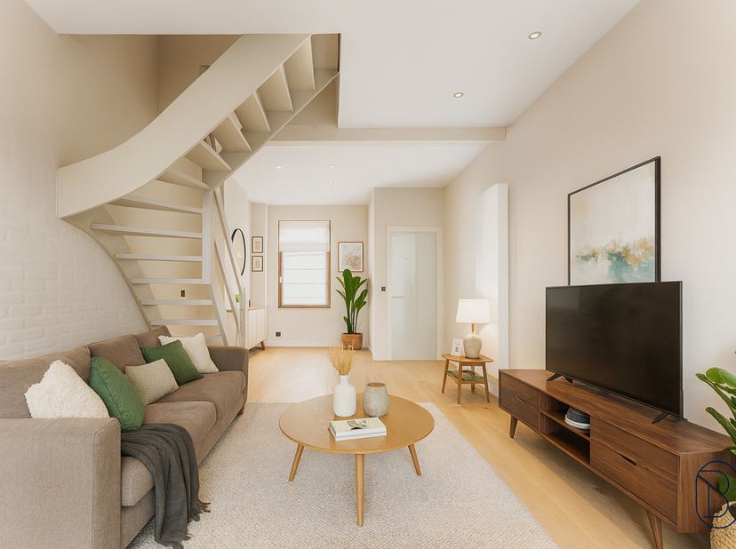 Goedgelegen instapklare woning met stadstuin. INDELING: inkom, leefruimte met open haard, moderne keuken, badkamer en wasplaats met aansluiting voor z