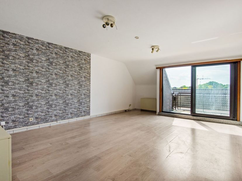 Dit appartement is gelegen op de derde verd. en bevindt zich op een vlot bereikbare locatie, dichtbij winkels, openbaar vervoer en andere dagelijkse v