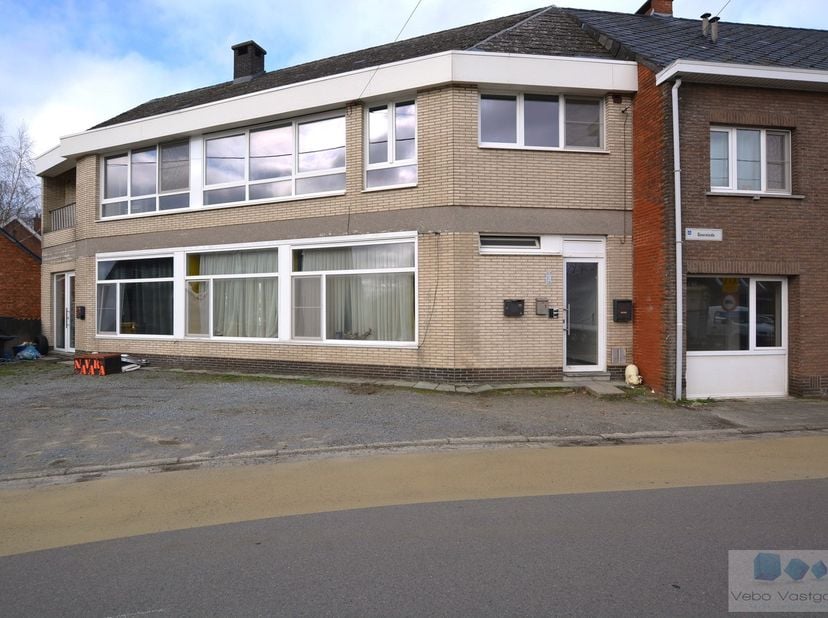 Op een uitstekende locatie te Zoerle-Parwijs, bevindt zich deze opbrengsteigendom bestaande uit 4 appartementen.<br />
<br />
Het gebouw is strategisc