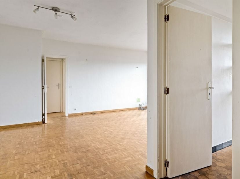 Situation : Découvrez cet appartement au 5ème étage de la Fruithoflaan. Grâce à la proximité du Singel, de la gare d'Anvers-Berchem et de plusieurs pa