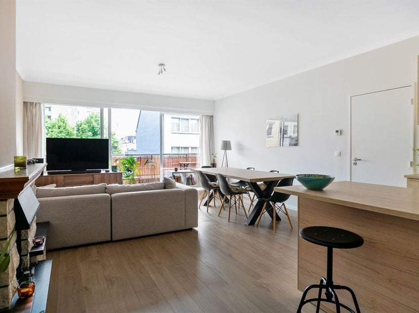 Ligging: Het appartement is gelegen aan de Lange Lobroekstraat 177 in Antwerpen, in een buurt die volop in ontwikkeling is. De woning bevindt zich nab