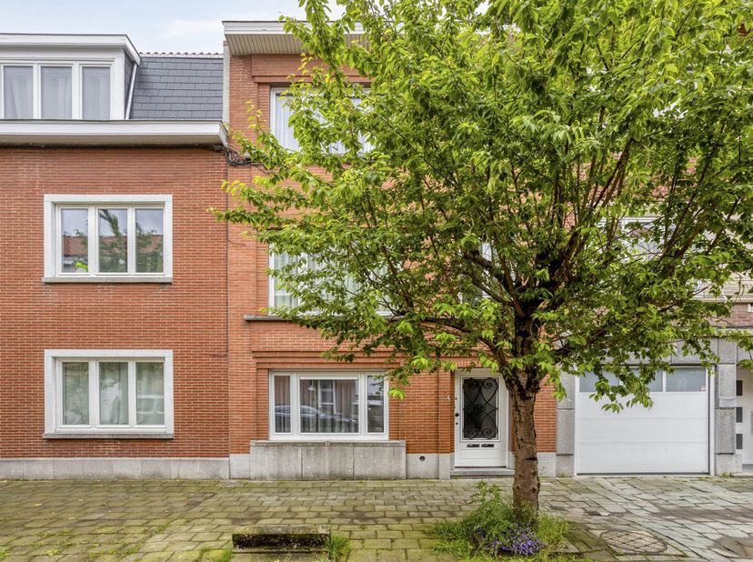 Ontdek deze verrassend ruime en smaakvol vernieuwde woning met een doordachte indeling en tal van mogelijkheden. De woning werd grotendeels gerenoveer