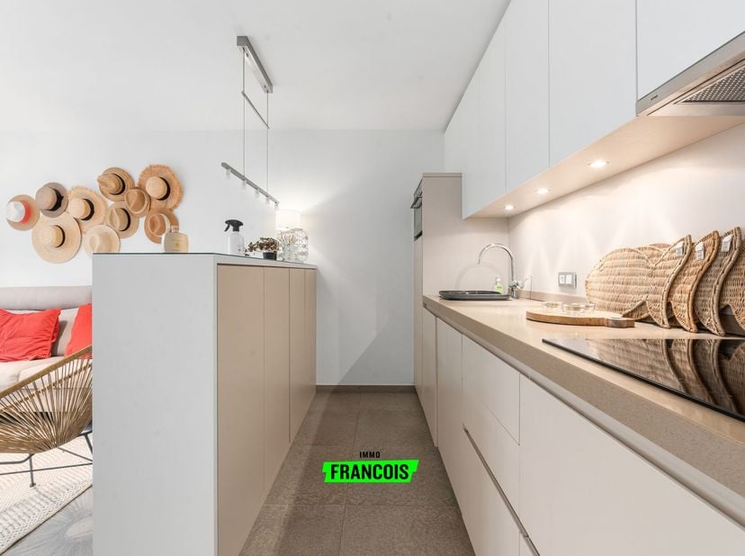 In een recente en uiterst verzorgde residentie bevindt zich dit stijlvol appartement op de eerste verdieping. Het pand beschikt over een ruim terras m