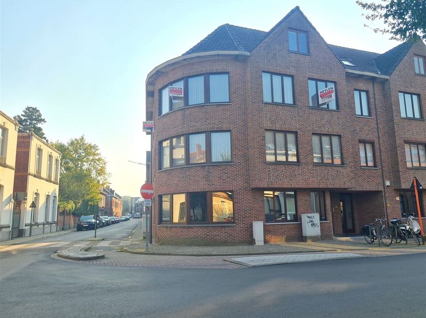 Spacieux appartement de 2 chambres à coucher avec garage<br />
Situation : L'appartement est situé au centre de Turnhout, à quelques pas de la Grote M