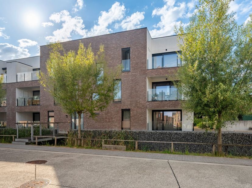 De ligging<br />
Dit&amp;nbsp;recent appartement&amp;nbsp;is gelegen op de gelijkvloerse verdieping van 'Hof ter Landa' in Kruishoutem, op een&amp;nbsp;heel&amp;nbsp;