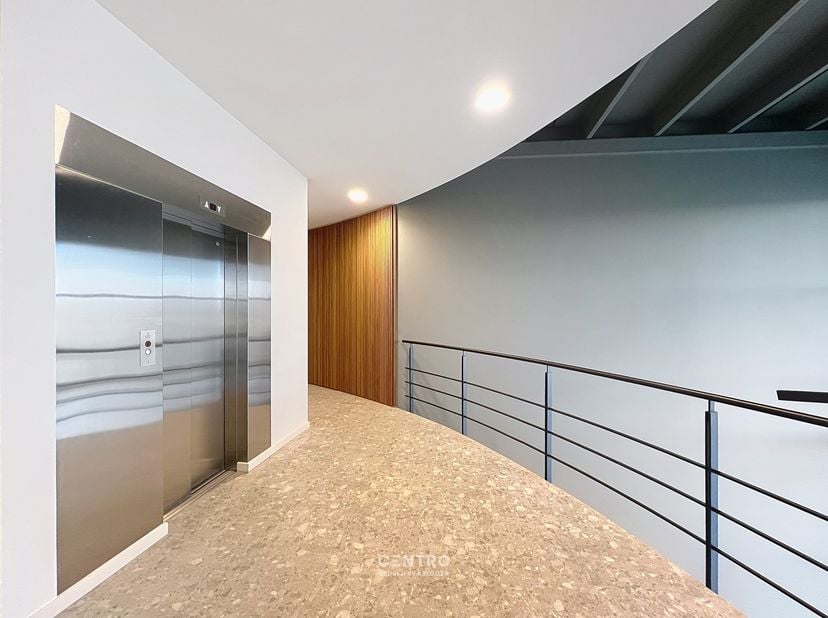 Benaderende OPPERVLAKTEN:<br />
Constructie - bewoonbare oppervlakten<br />
Kantoor:&amp;nbsp; 151,70&amp;nbsp;m²<br />
Gemeenschappelijke vergaderruimten: 19