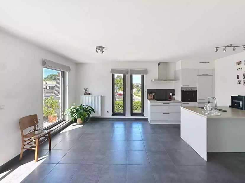 Dit ruime en gunstig gelegen appartement beschikt over een bewoonbare oppervlakte van 94 m², zoals vermeld in het EPC-attest, en bevindt zich vlak bij