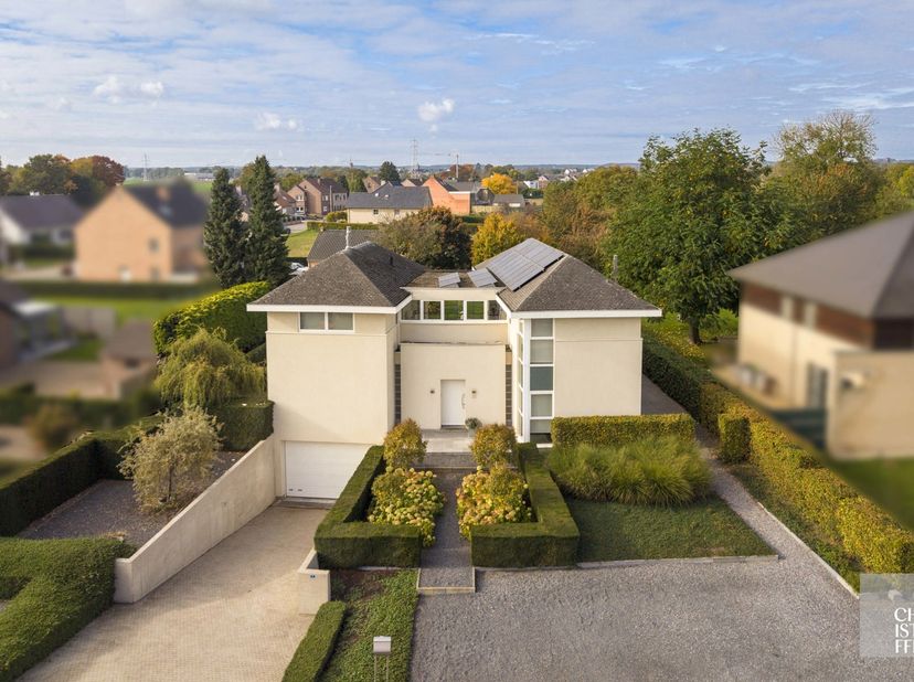 Indeling<br />
Op het gelijkvloers verwelkomt een ruime inkomhal met vestiaire en gastentoilet je in de woning. Van hieruit kom je in de indrukwekkend