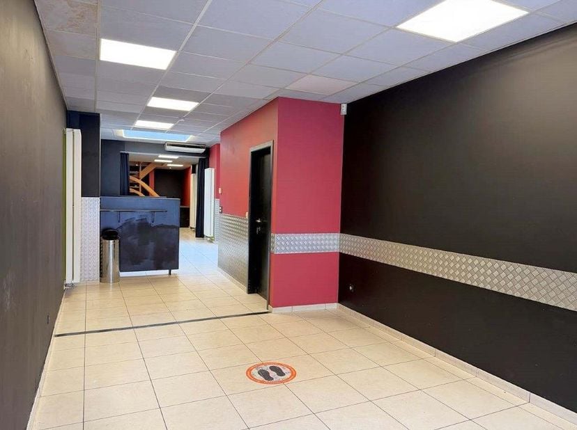 DOE EEN BOD! Handelspand met woonst bestaande uit een gelijkvloers met inkom, commerciële ruimte , extra werkruimte, apart toilet en een droge kelder.