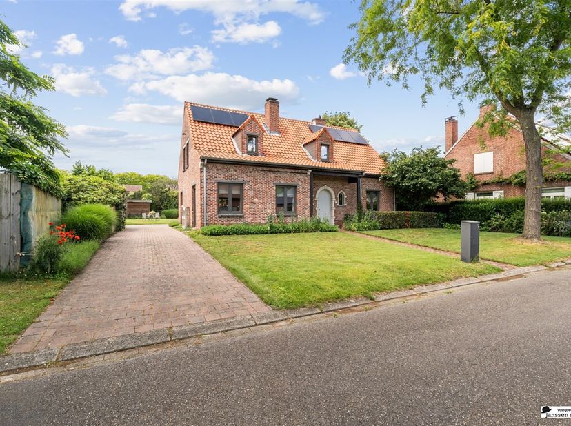 Située dans un cul-de-sac tranquille dans un emplacement de premier choix à Rijkevorsel, vous trouverez cette maison de campagne de caractère sur un t