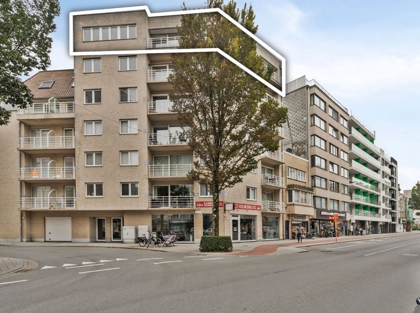 Deze Penthouse staat te koop te Oostende, vlakbij plein 'Petit Paris' en op 740 meter van het strand. Geniet van een strategische ligging, die de binn