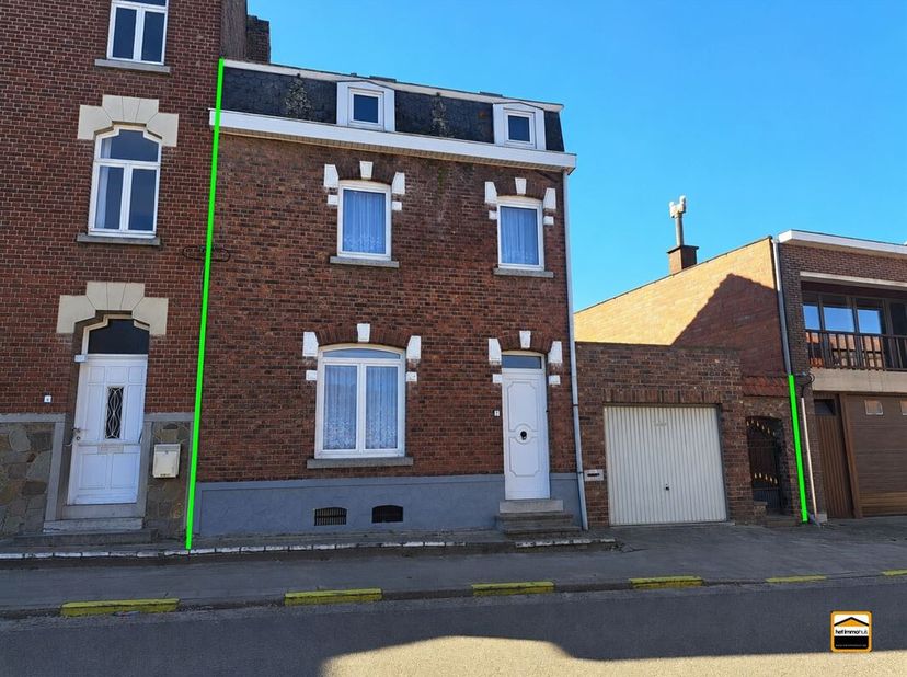 Te renoveren halfopen bebouwing met garage in het hart van Borgloon<br />
Op zoek naar een woning die je volledig naar eigen smaak kan inrichten? <br