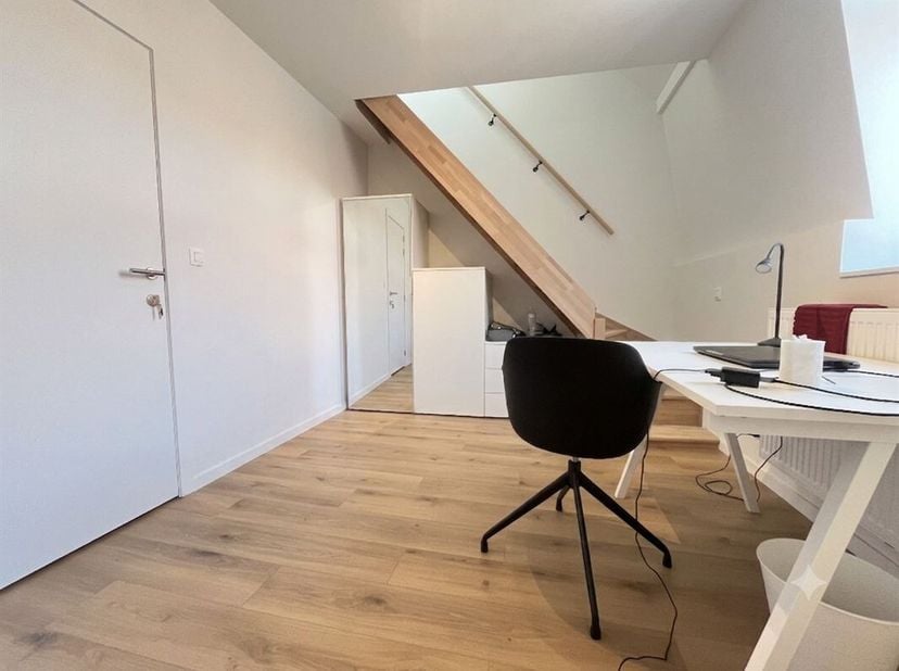 Mooie kamer van 14,5 m² in een gedeelde woning in een volledig gerenoveerd huis, ideaal gelegen in het centrum van Doornik, op een steenworp afstand v