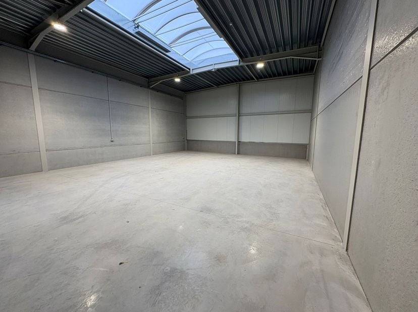 ALGEMEEN<br />
Deze gloednieuwe bedrijfsunit maakt deel uit van een modern bedrijvenpark en combineert hoogwaardige materialen met een vlotte bereikba