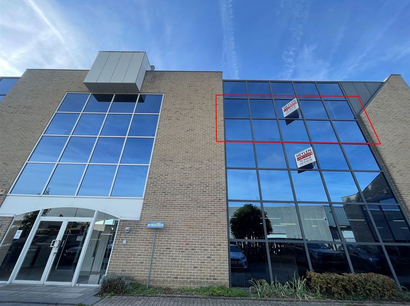 Situation : Ce bureau est situé près du centre de Vilvorde et est facilement accessible par les transports publics et par l'autoroute E19 Anvers-Bruxe