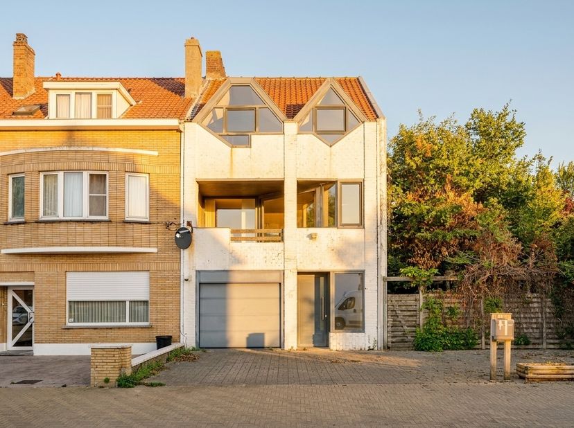 Deze op te frissen woning is gelegen in de zeelaan te Oostende.&amp;nbsp;<br />
<br />
De indeling is als volgt: inkom met gastentoilet, garage, woonkamer