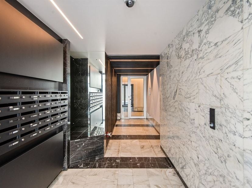 Instapklaar Appartement (55m²) met 2 slaapkamers, gelegen op een steenworp van de Meir in Antwerpen<br />
Ligging: <br />
In de Kipdorpvest staat dit