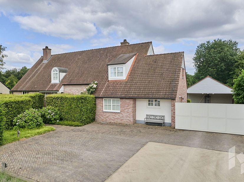 Prachtige, landelijke villa met een riante tuin, voorzien van zwembad en poolhouse, én achteraan een weiland, gelegen op een uitzonderlijk perceel van