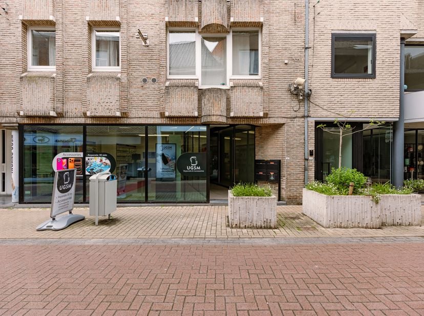 Immeuble de rapport intéressant avec espaces commerciaux à bon emplacement à Wetteren<br />
Situé au Florimont Leirensstraat 39 à Wetteren, ce rez-de-