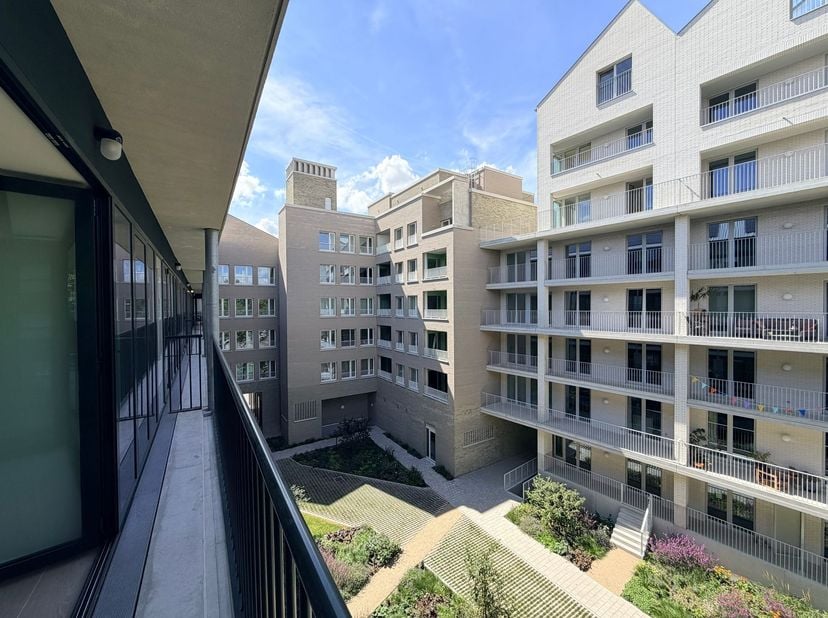 Appartement neuf d'une chambre avec place de parking à louer !<br />
 <br />
Situation : Appartement très bien situé sur la Slachthuislaan à Anvers,
