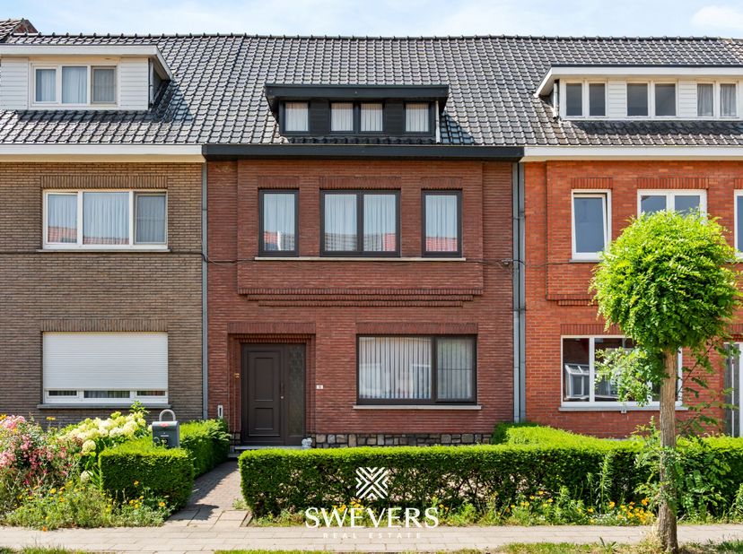 Voor meer info en foto’s, surf naar www.swevers.be – In de rustige en gegeerde Banneuxwijk in Hasselt bevindt zich deze goed onderhouden rijwoning met