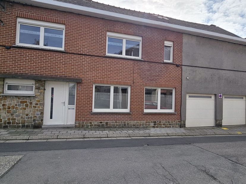 Prix: Offre à partir de 180.000 euros, frais d'agence non inclus et à charge de l'acquéreur.<br />
<br />
Cette grande maison à achever, propose de