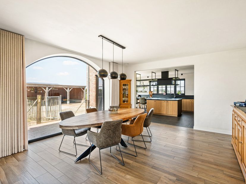 Deze stijlvolle woning is gebouwd in 2020  en is afgewerkt met kwalitatieve en duurzame materialen. Deze eigendom beschikt over een sfeervolle woonkam