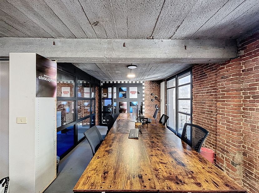Dichtbij het station van Etterbeek - Kantoren van +/- 25m² in een herenhuis: Op de 2e verdieping/ 2 verdiepingen, kantoren van +/- 25m² in een gedeeld